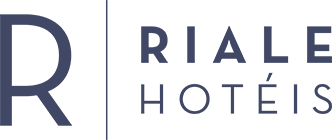 Riale Hotéis logo with a large stylized R on the left, separated by a vertical line from the words RIALE HOTÉIS in a modern uppercase font on a light background — ideal for brands adopting revenue management software solutions.
