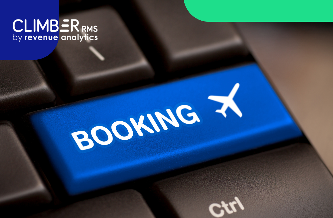 Um close-up de um teclado com uma tecla azul BOOKING com um ícone de avião destaca os custos de hotel da comissão OTA. O logotipo do Climber RMS by Revenue Analytics aparece no canto superior esquerdo da imagem.