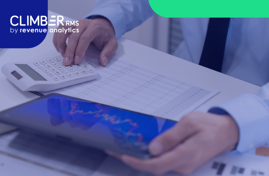 Uma pessoa usando uma calculadora e analisando um gráfico em um tablet, com a marca CLIMBER RMS da Revenue Analytics no canto superior esquerdo — ilustrando como ferramentas como o CLIMBER RMS podem ajudar os hoteleiros a compreender métricas-chave, como o que é RevPAR, para tomar decisões informadas sobre receitas.