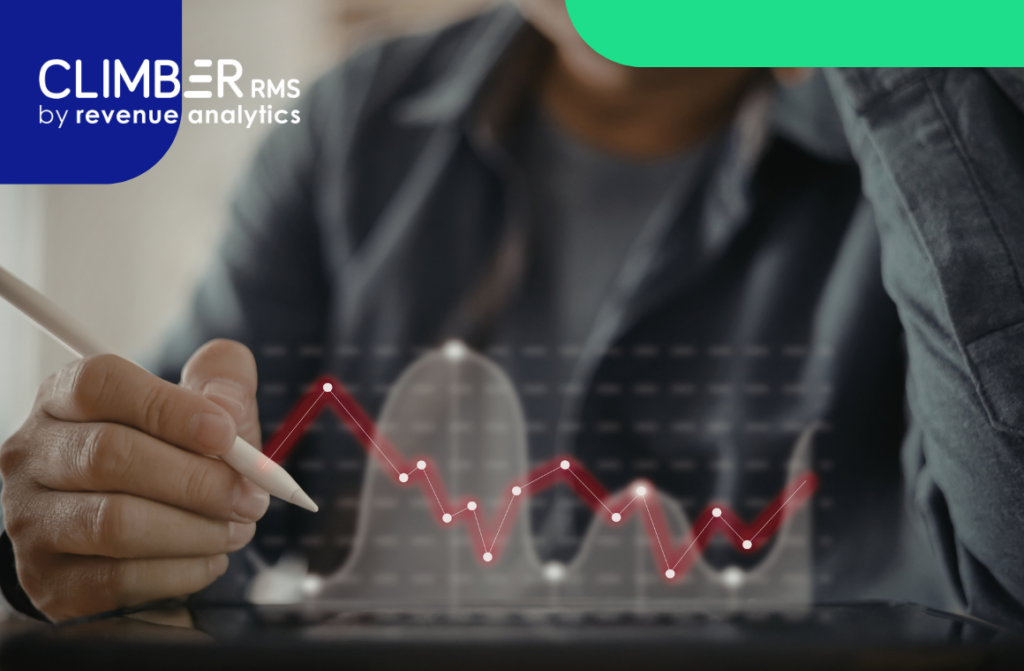 Uma pessoa usa uma caneta stylus para analisar um gráfico digital com pontos de dados, sobreposto a um fundo desfocado. O logotipo do Climber RMS, da Revenue Analytics, aparece no canto superior esquerdo, destacando soluções inovadoras para o Airbnb e o setor hoteleiro.