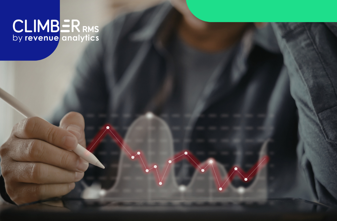 Uma pessoa usa uma caneta stylus para analisar um gráfico digital com pontos de dados, sobreposto a um fundo desfocado. O logotipo do Climber RMS, da Revenue Analytics, aparece no canto superior esquerdo, destacando soluções inovadoras para o Airbnb e o setor hoteleiro.